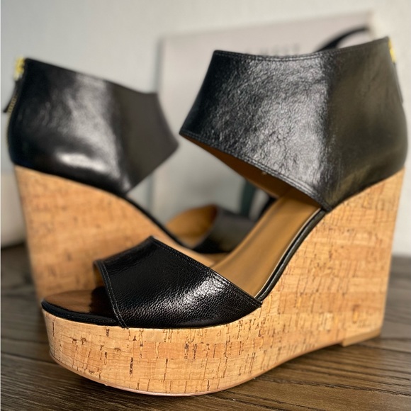 Super cute black patent and cork open toed wedges - Picture 4 of 5